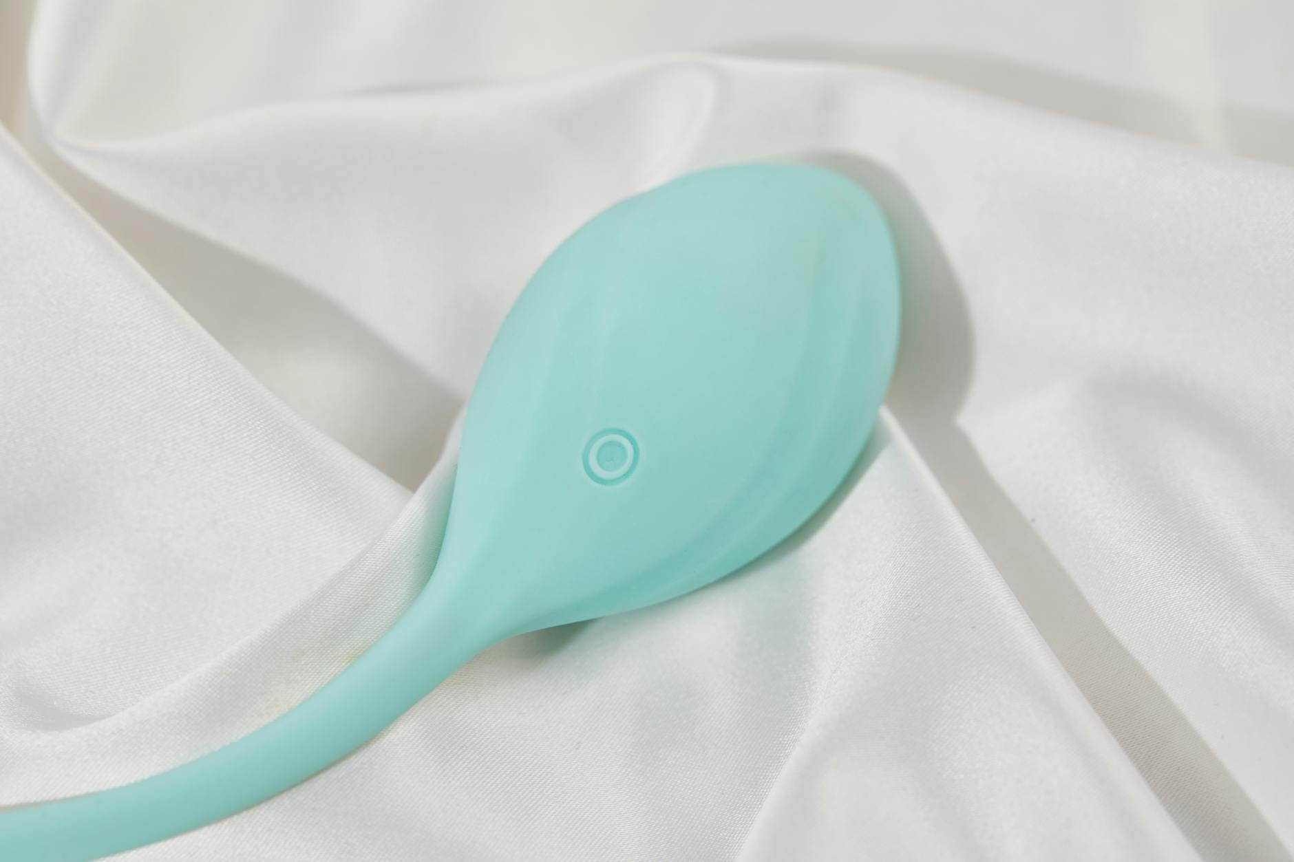 Doi parteneri care explorează intimitatea și plăcerea împreună cu ajutorul unui vibrator modern