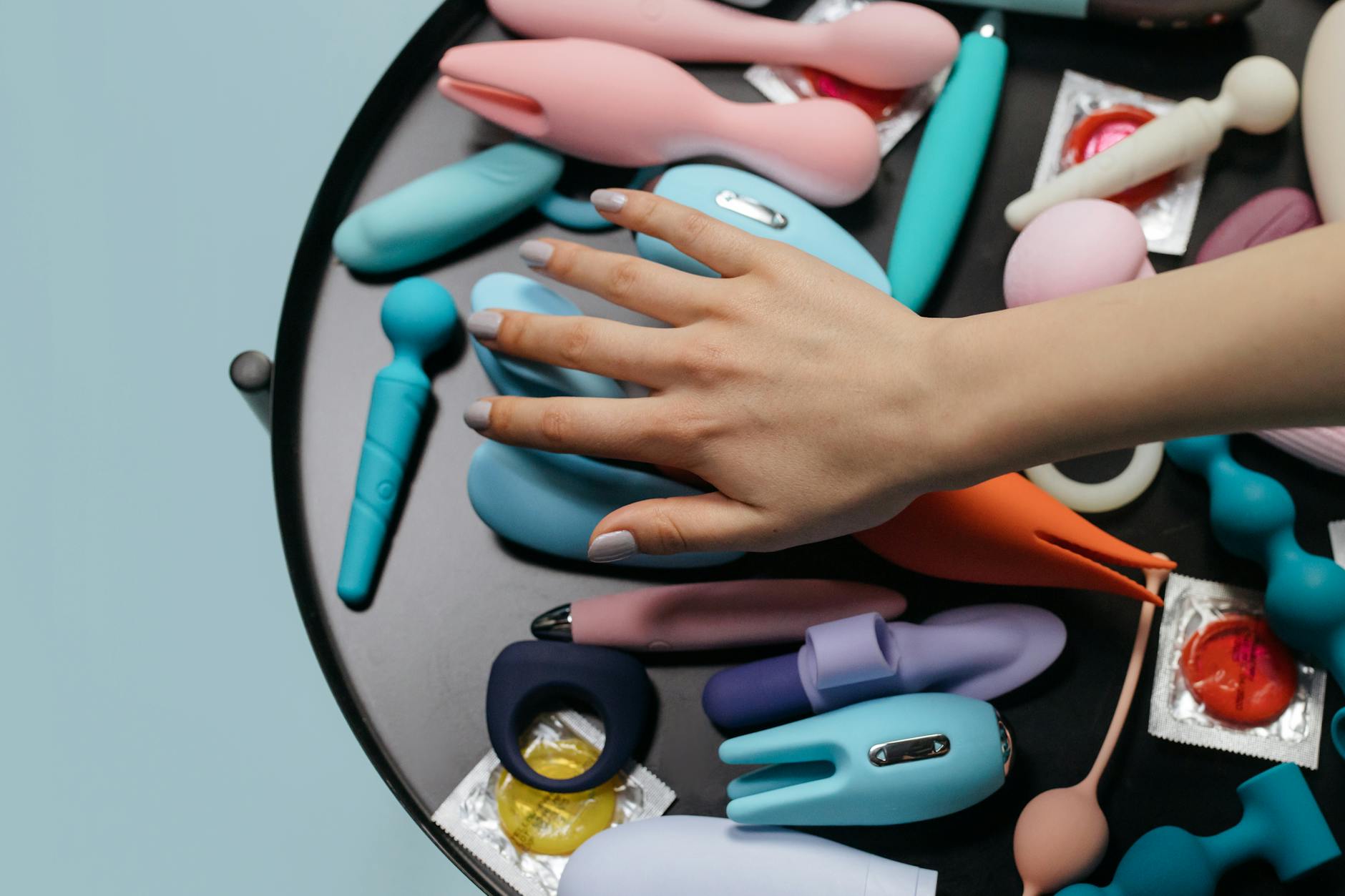 Vibrator albastru Lem înconjurat de flori și felii de portocală pe fundal galben